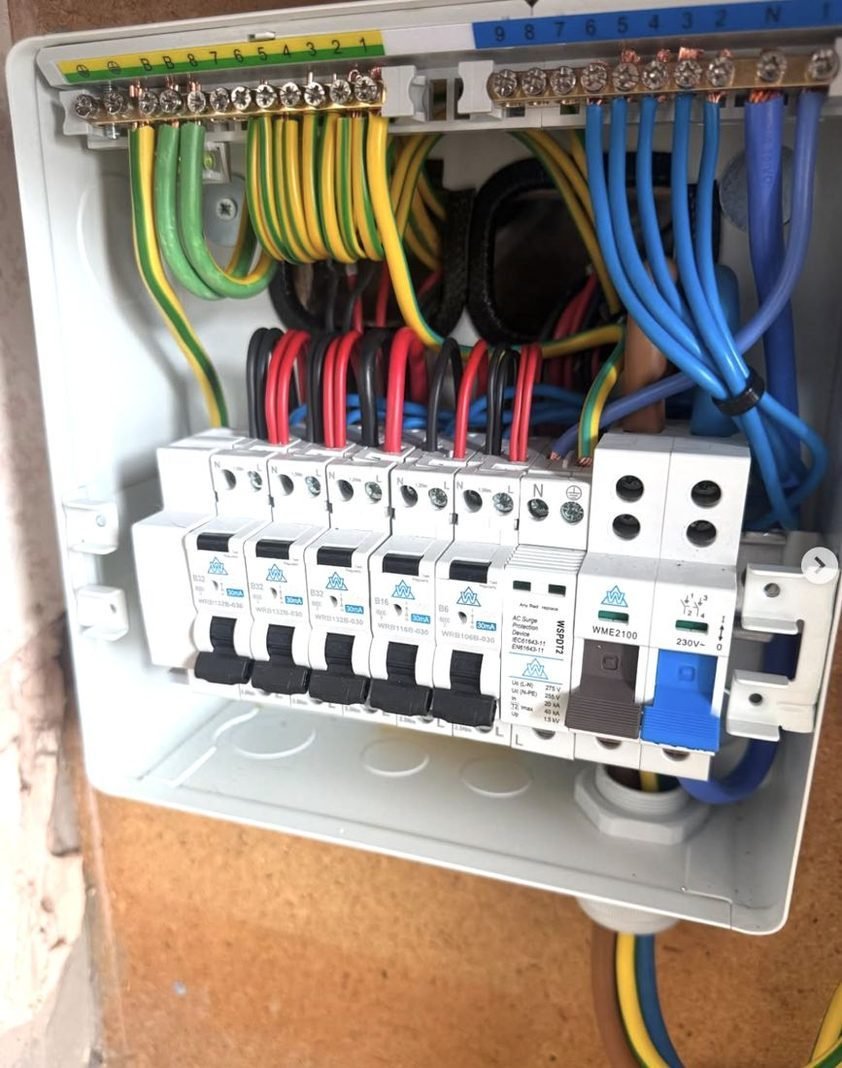 Consumer unit with surge protection