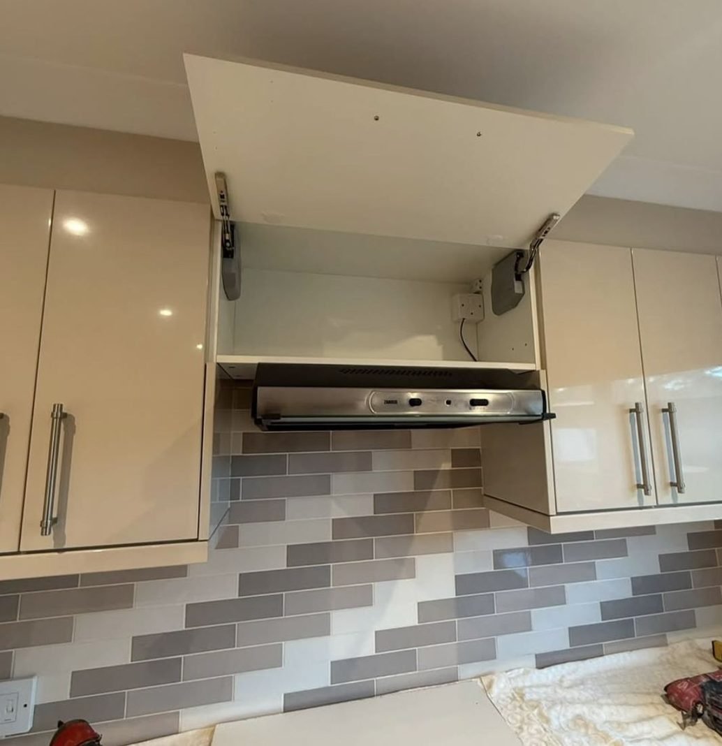 Cooker hood with a socket in the cupboard above